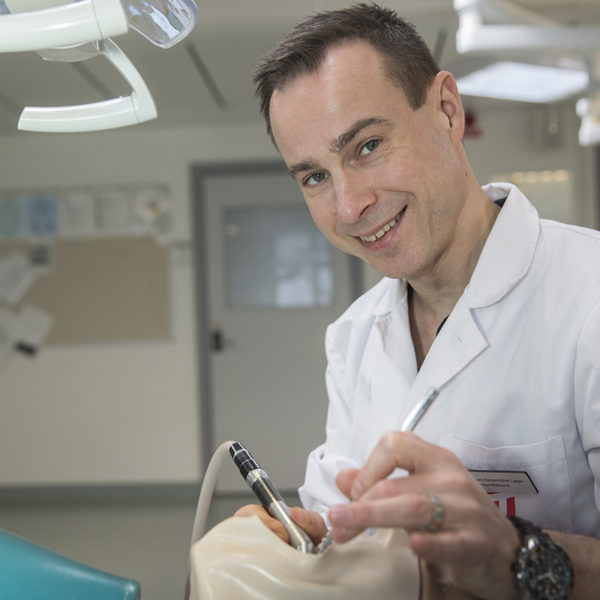 AndersHedenbjork tittar in i kameran och övar på docka